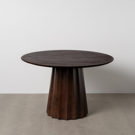 Mesa de comedor en madera con base acanalada