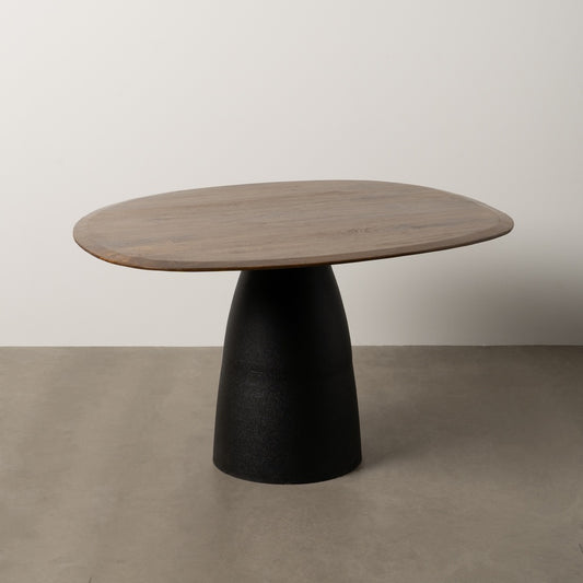 Mesa de comedor en madera y hierro de forma irregular