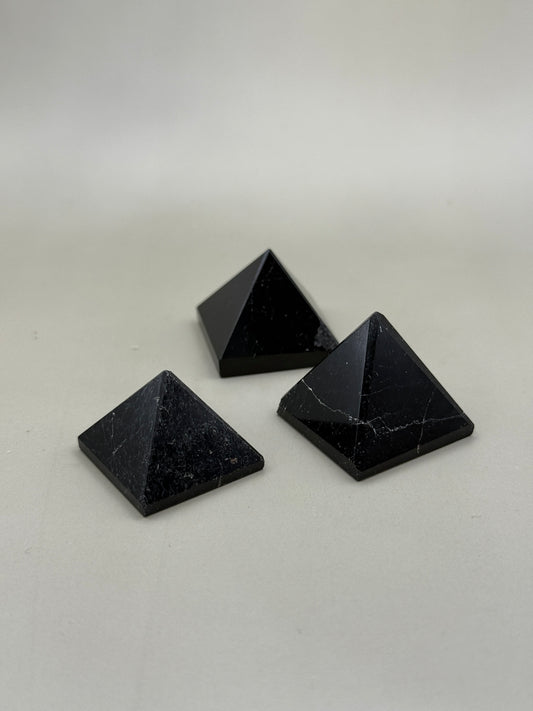 piramide de mineral turmalina