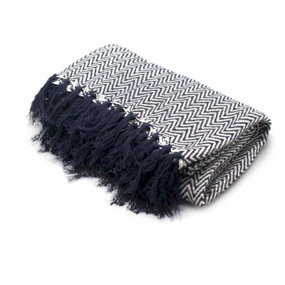 Manta azul geometrica con flecos